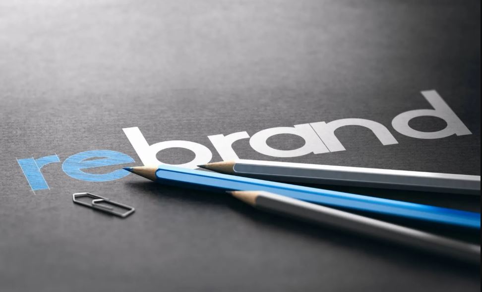Aprenda a identificar uma possível crise de identidade de marca, reconheça os principais sinais e encontre estratégias para reposicionar sua comunicação e reconquistar seu público.